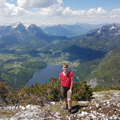 Elisabeth Gimm mit Dachstein im Hintergrund