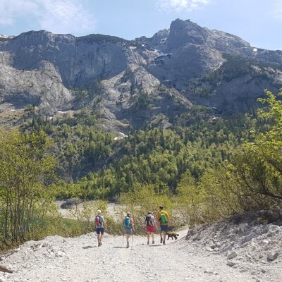 Wandergruppe vor Dachstein