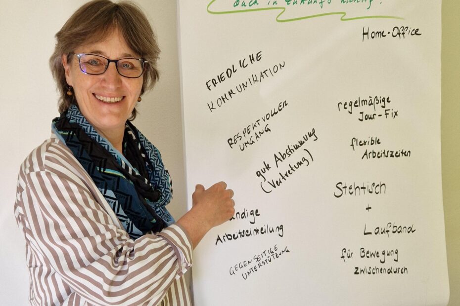 Elisabeth Gimm bei der Moderation am Flipchart